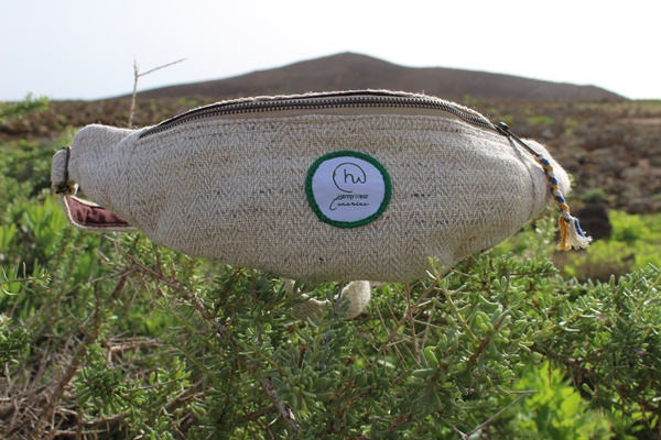Riñonera ecológica natural hecha a mano con tejido de cáñamo sostenible HempWear.