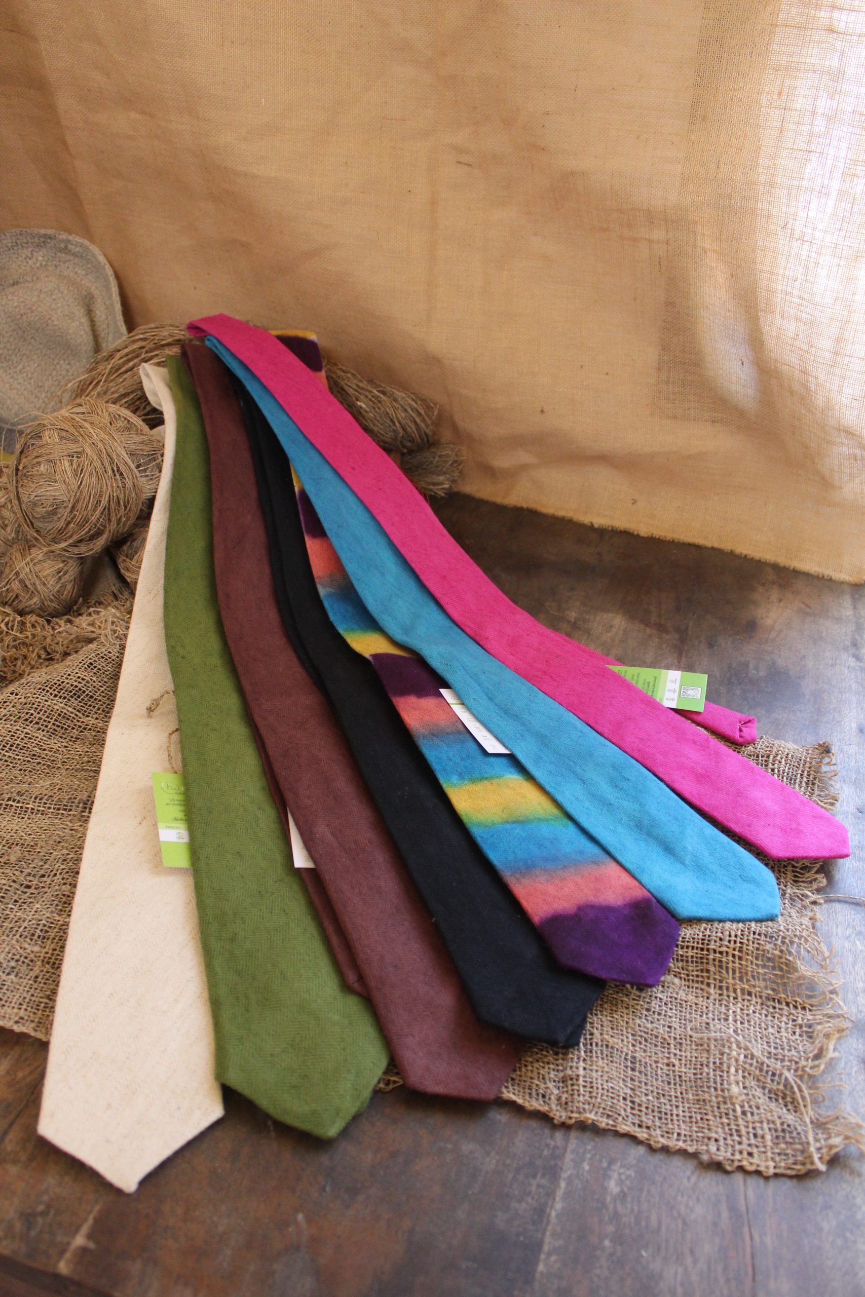 Corbatas confeccionadas a mano, hecha de papel artesanal creado por una comunidad de mujeres en Nepal.